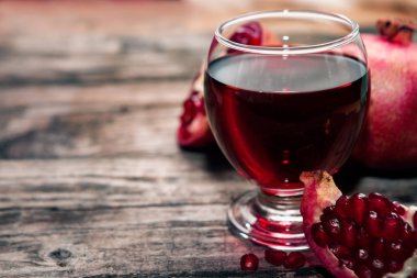 Cam masanın üzerine nar suyu ile