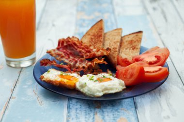 Kızarmış yumurta, pastırma, domates ve tost Kahvaltı