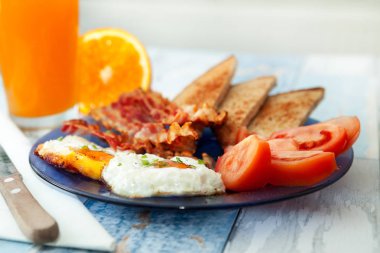 Sahanda yumurta ve domuz pastırması ile lezzetli sabah kahvaltı