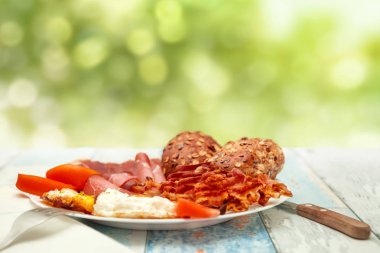 Odaya Servis Kahvaltı kızarmış yumurta, pastırma, domates ve çörekler, Chrono diyet c ile