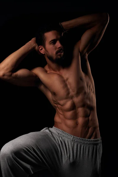 Fitness modelo masculino mostrando seu tronco muscular — Fotografia de Stock