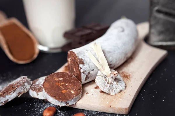 Salami de chocolate en la tabla de cortar —  Fotos de Stock