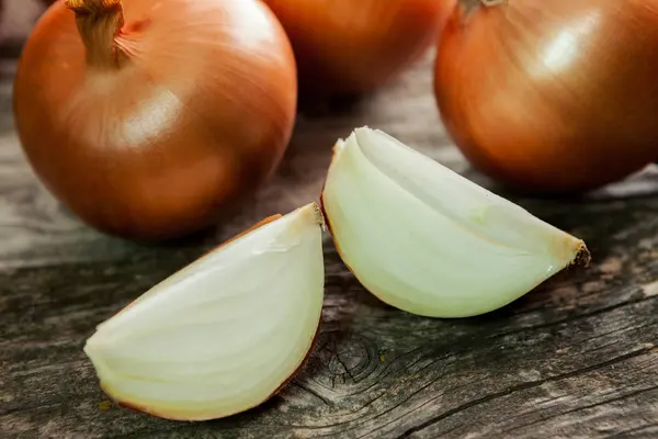 Frische Zwiebeln schneiden — Stockfoto