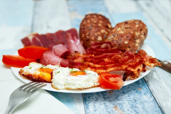 Ovos fritos, bacon e pão integral-Chrono dieta — Fotografia de Stock