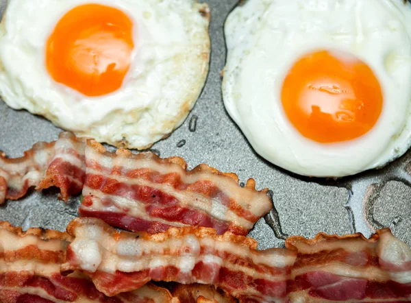 Два яйца с беконом на завтрак — стоковое фото