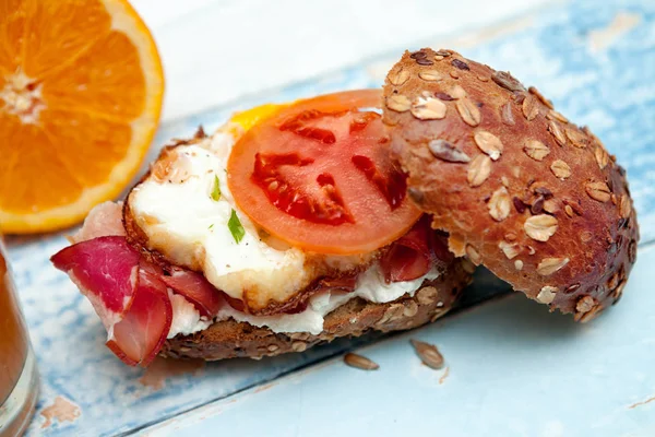 Pão integral recheado com ovos, bacon e dieta ham-Chrono — Fotografia de Stock