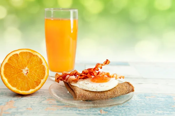 Pannkakor med ägg och bacon till frukost — Stockfoto