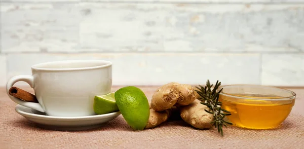 Taza de té, jengibre crudo, lima y miel —  Fotos de Stock