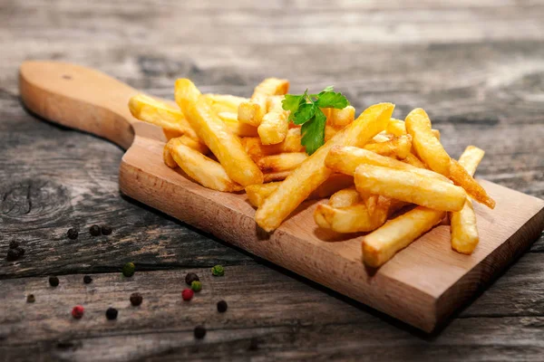 Papas fritas en la tabla de cortar — Foto de Stock