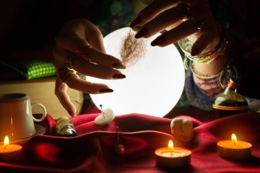 Çingene falcı saç demeti onun elinde tutan