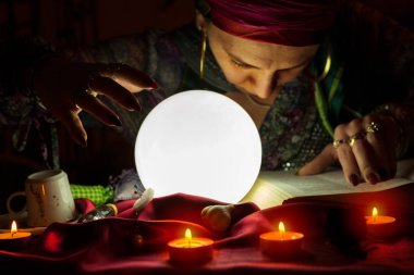 Eski Çingene Kadın büyü bir kitap okumak