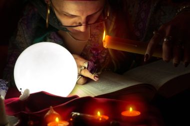 Kadın falcıya sihir ve kara büyü kullanarak