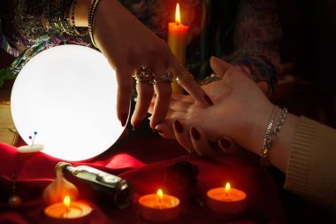 Çingene Kadın el falı yapıyor oturumu sırasında