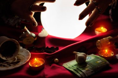 Kristal kürenin etrafındaki falcının elleri