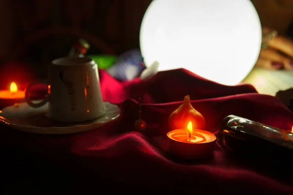 Bola de cristal e velas para adivinhação — Fotografia de Stock