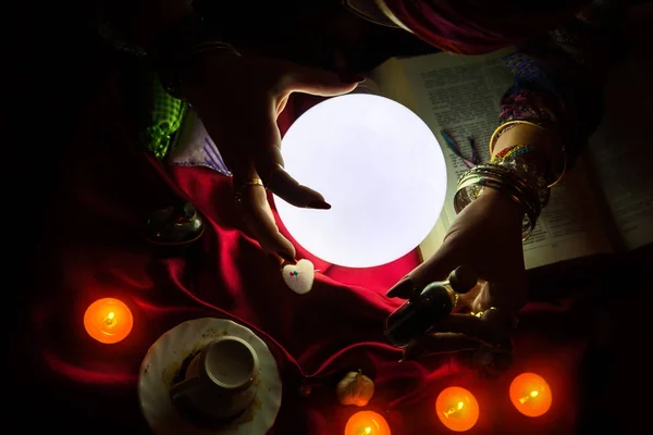 Vista superior sobre bola de cristal e mãos de cartomante — Fotografia de Stock