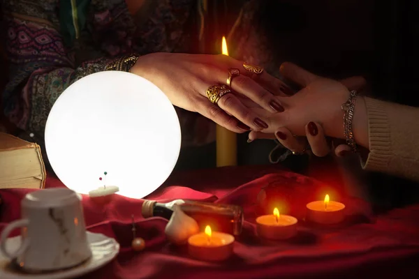 Fortune teller mulher fazendo leitura da palma — Fotografia de Stock