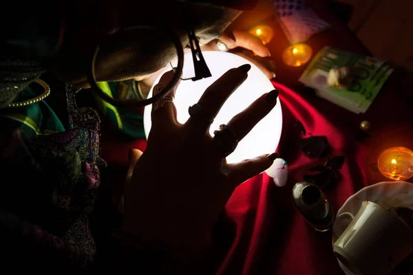 Cigana mulher cartomante colocar a mão na bola de cristal — Fotografia de Stock