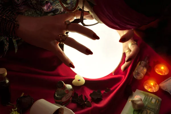 Mujer gitana usando bola de cristal para predecir el futuro — Foto de Stock