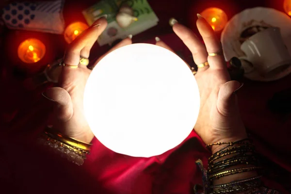 Cigana mulher cartomante colocar as mãos em torno de bola de cristal — Fotografia de Stock