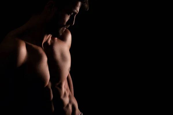 Bonito modelo masculino mostrando seu tronco muscular — Fotografia de Stock