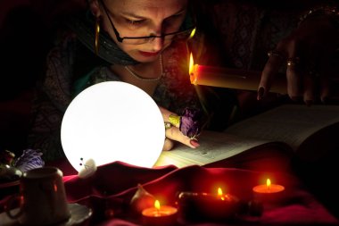 Mum ve siyah gül tutan kadın Falcı