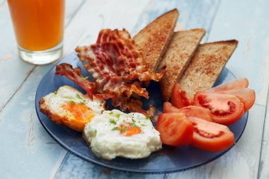 plaka üzerinde nefis bir kahvaltı