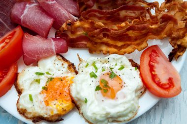 Jambon, pastırma ve domates ile kızarmış yumurta yakın çekim
