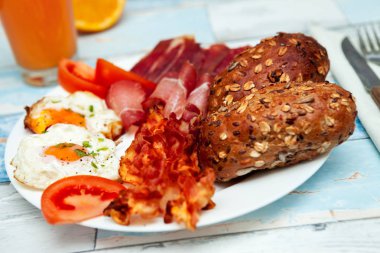 Kızarmış yumurta, ayrılmaz ekmeği ve pastırma-Chrono diyet