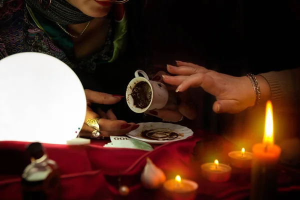 Lykkespiller leste en formue fra kaffekopp – stockfoto