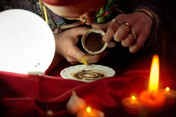 Vrouw fortune teller op zoek in lege koffiekopje — Stockfoto