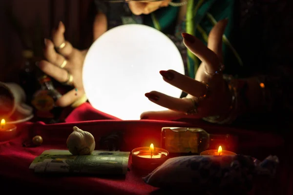 Işıklı kristal küre ve fortune teller kadının elleri — Stok fotoğraf