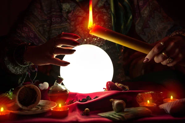 Kadın fortune teller holding mum yukarıda kristal küre — Stok fotoğraf