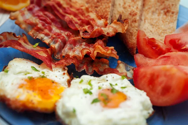 Fechar tiro de café da manhã com ovos fritos em uma chapa — Fotografia de Stock