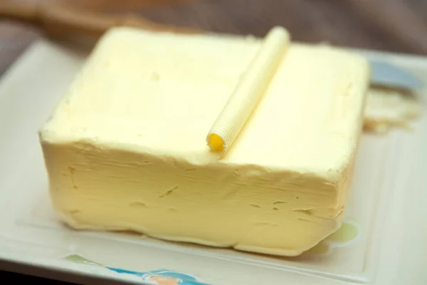 Mantequilla en un plato — Foto de Stock