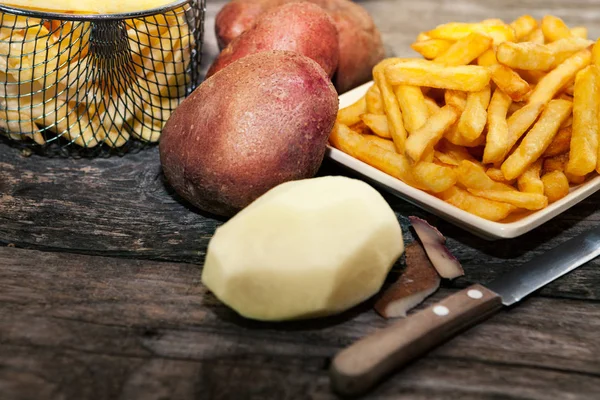 Soyulmuş patates kızartması içinde belgili tanımlık geçmiş ile