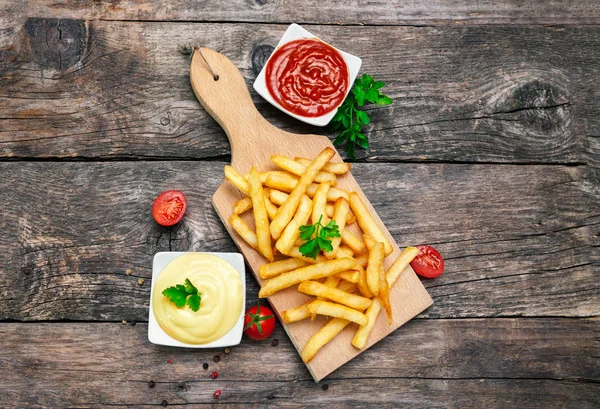 Patates kızartması ile kesme tahtası üzerinde Üstten Görünüm