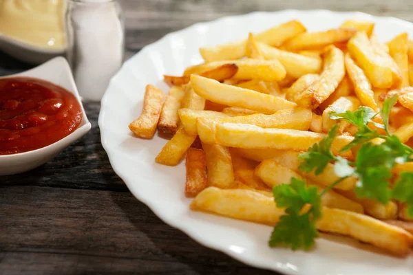 Primer plano de papas fritas en un plato — Foto de Stock