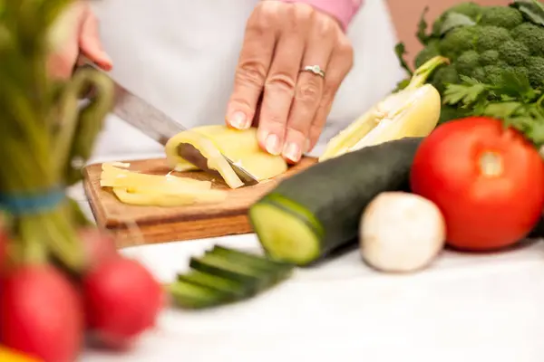 Vrouw snijden verse paprika — Stockfoto