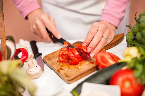 Bir bıçakla dilimlenmiş domates 