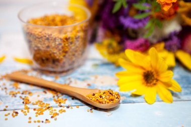 Odaklı kaşık polen tablo ile