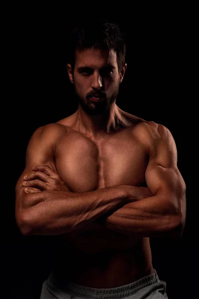 Молодий м'язистий чоловік показує свої м'язи — стокове фото