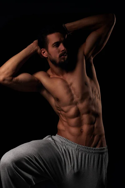 Mannelijk model fitness tonen zijn gespierde torso — Stockfoto