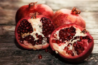 İki yarım nar ve ham nar