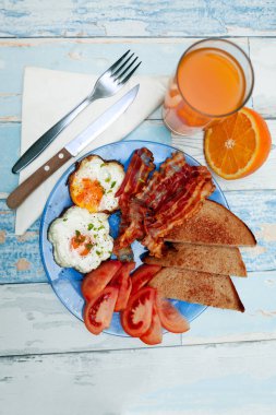 Kızarmış yumurta, pastırma, domates ve tost Kahvaltı