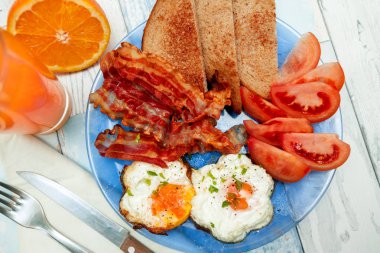 İki kızarmış yumurta gevrek domuz pastırması ve tost