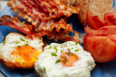 Pastırmalı kızarmış yumurta yakın çekim