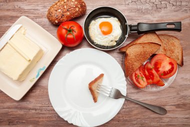 Yukarıda boş tabak çatal üzerinde tost