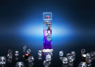 Bir şişe şişe ve koyu arka plan üzerinde kristalleri metal aşk etiketiyle mor aşk iksiri