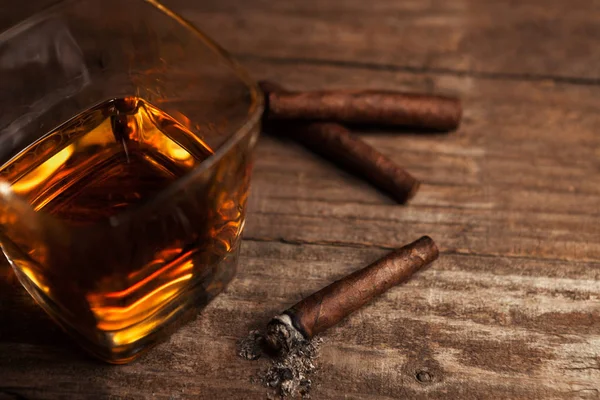 Cigarrillos y vidrio con brandy — Foto de Stock